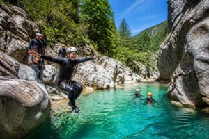 découvrez le canyoning au riolan, parmi les plus beaux canyons des alpes-maritimes, pour une aventure inoubliable au cœur de paysages spectaculaires.
