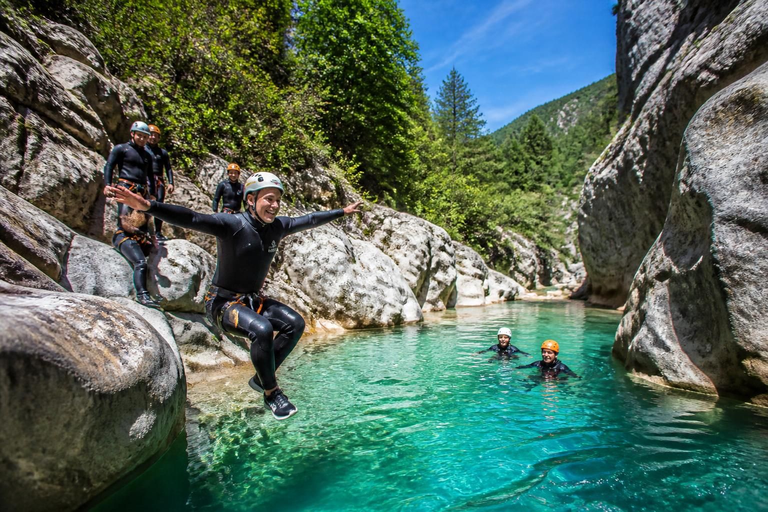 découvrez le canyoning au riolan, parmi les plus beaux canyons des alpes-maritimes, pour une aventure inoubliable au cœur de paysages spectaculaires.