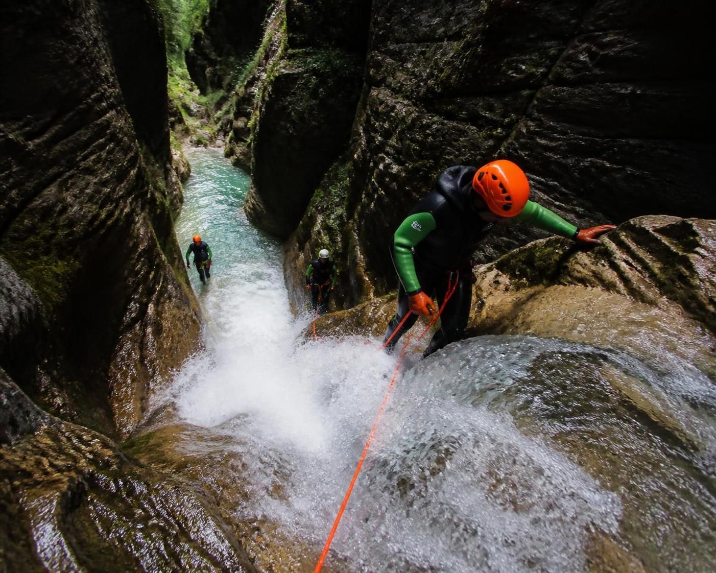 découvrez le canyoning aux écouges, la descente reine du vercors, pour une aventure sportive et nature inoubliable au cœur des paysages majestueux.
