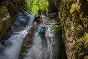 découvrez le canyoning aux écouges, la descente reine du vercors, pour une aventure aquatique inoubliable au cœur de paysages spectaculaires et sauvages.