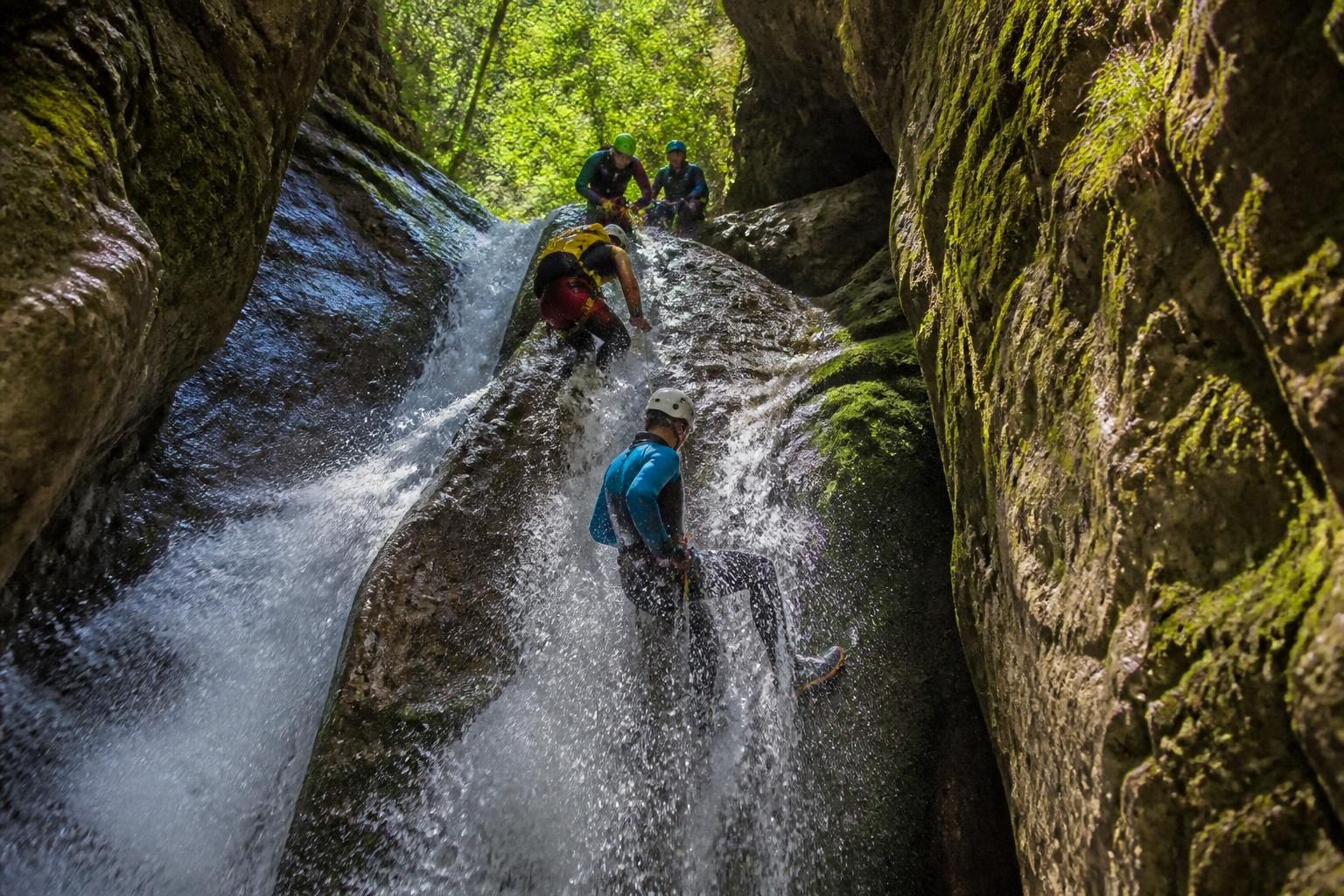 découvrez le canyoning aux écouges, la descente reine du vercors, pour une aventure aquatique inoubliable au cœur de paysages spectaculaires et sauvages.