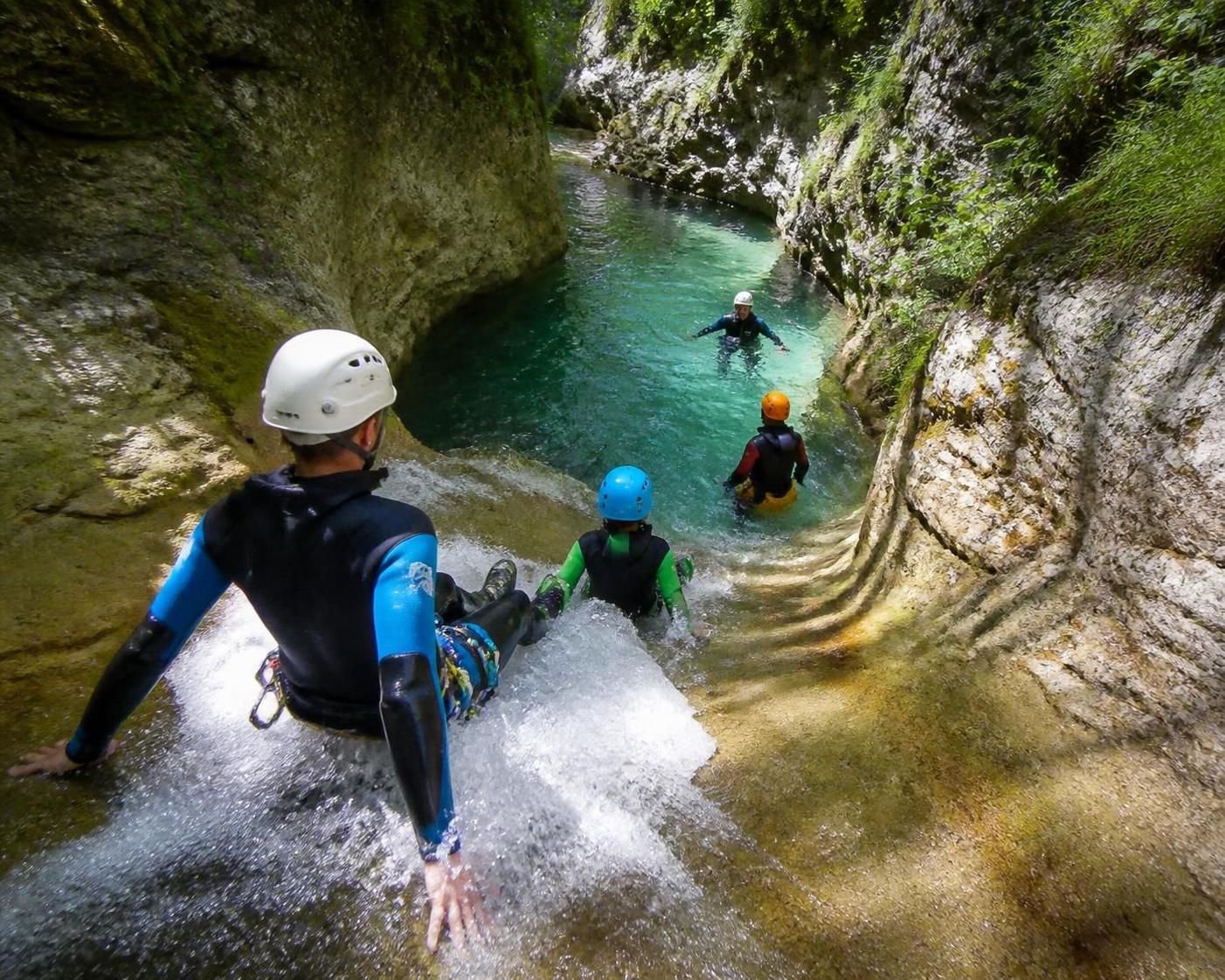 découvrez le canyoning dans le jura, une aventure unique entre cascades spectaculaires et toboggans naturels pour des sensations fortes et un contact privilégié avec la nature.