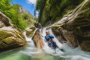 découvrez le canyoning dans le jura, une aventure unique entre cascades spectaculaires et toboggans naturels pour des sensations fortes en pleine nature.
