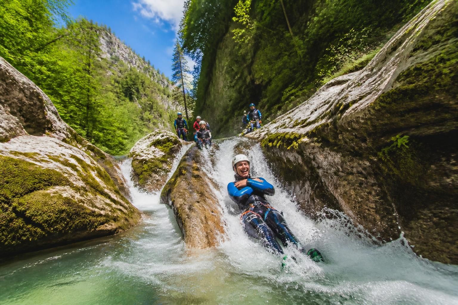découvrez le canyoning dans le jura, une aventure unique entre cascades spectaculaires et toboggans naturels pour des sensations fortes en pleine nature.