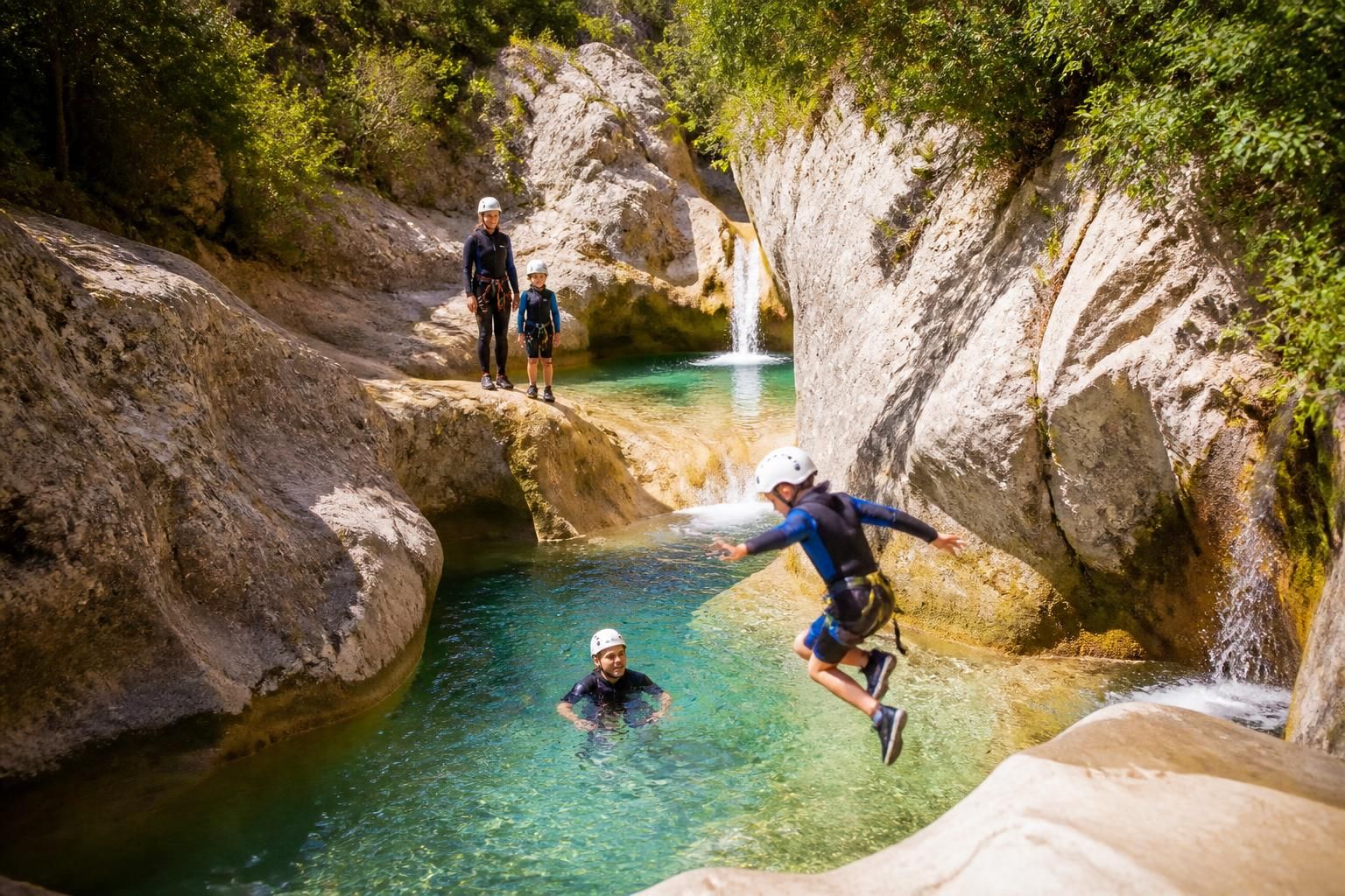 découvrez le canyoning dans le var et explorez les meilleurs canyons de l'arrière-pays pour une aventure inoubliable en pleine nature.