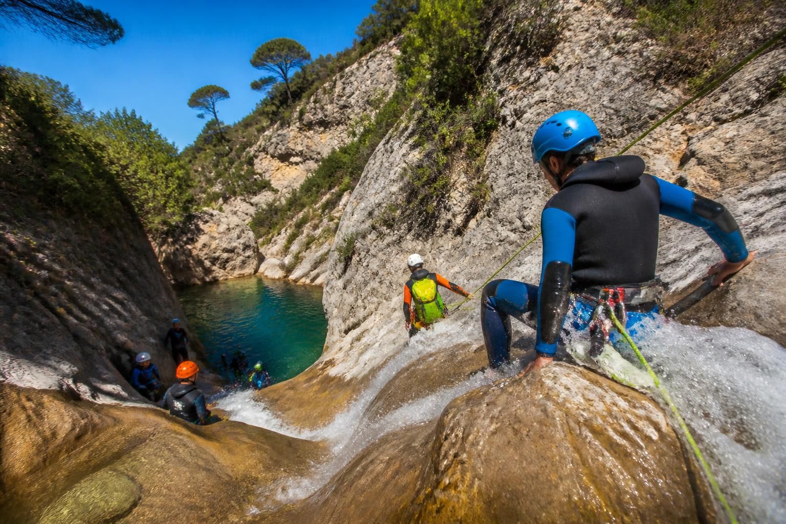 découvrez les meilleurs spots de canyoning dans l'arrière-pays du var pour une aventure sportive et nature inoubliable.