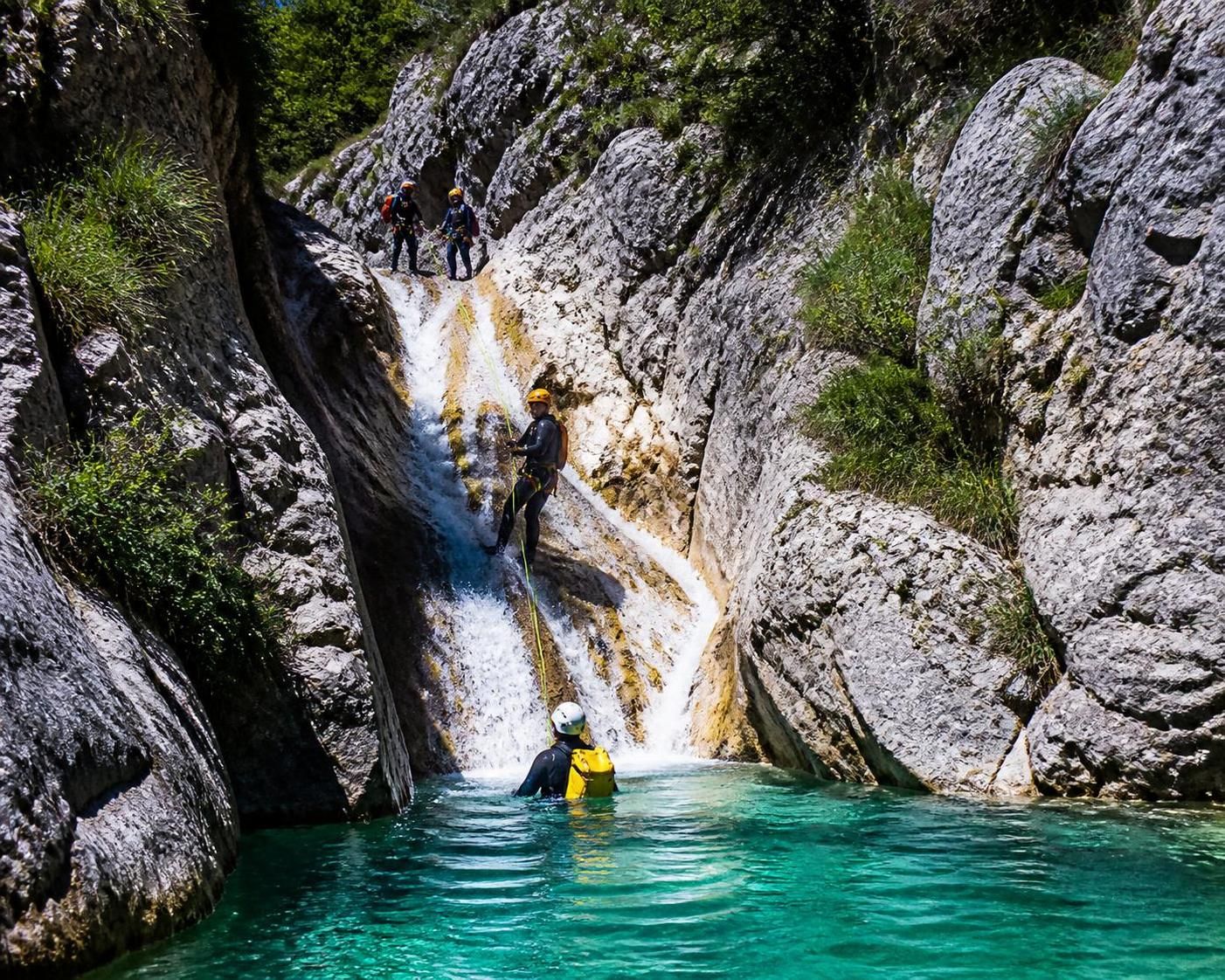 découvrez le canyoning dans le vercors et explorez les magnifiques canyons du massif pour une aventure nature inoubliable.