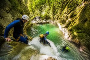 découvrez le canyoning dans le vercors et explorez les plus beaux canyons du massif pour une aventure pleine de sensations et de paysages époustouflants.