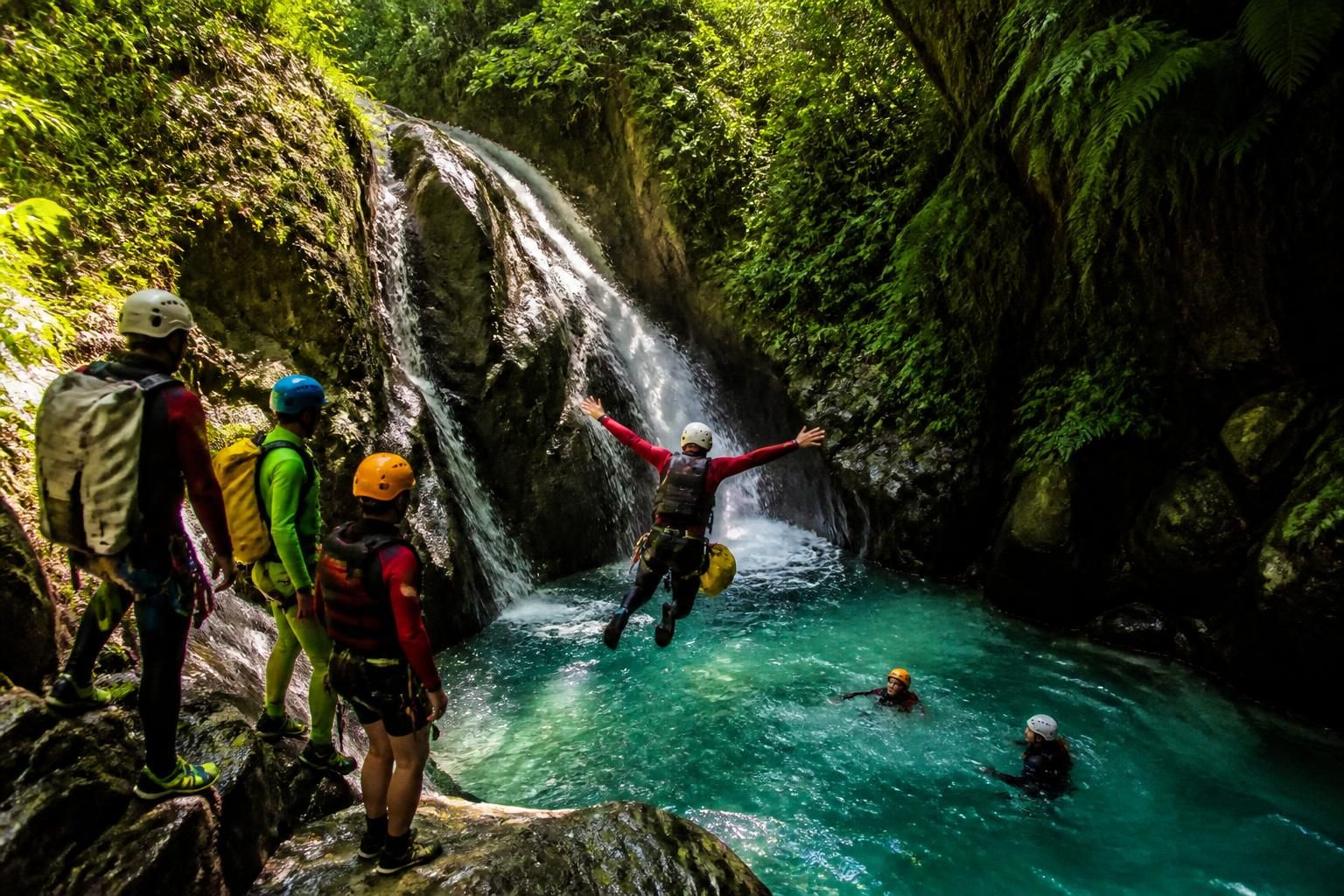 découvrez le canyoning en guadeloupe avec les sauts et cascades spectaculaires de basse-terre, une aventure aquatique inoubliable au cœur de la nature tropicale.