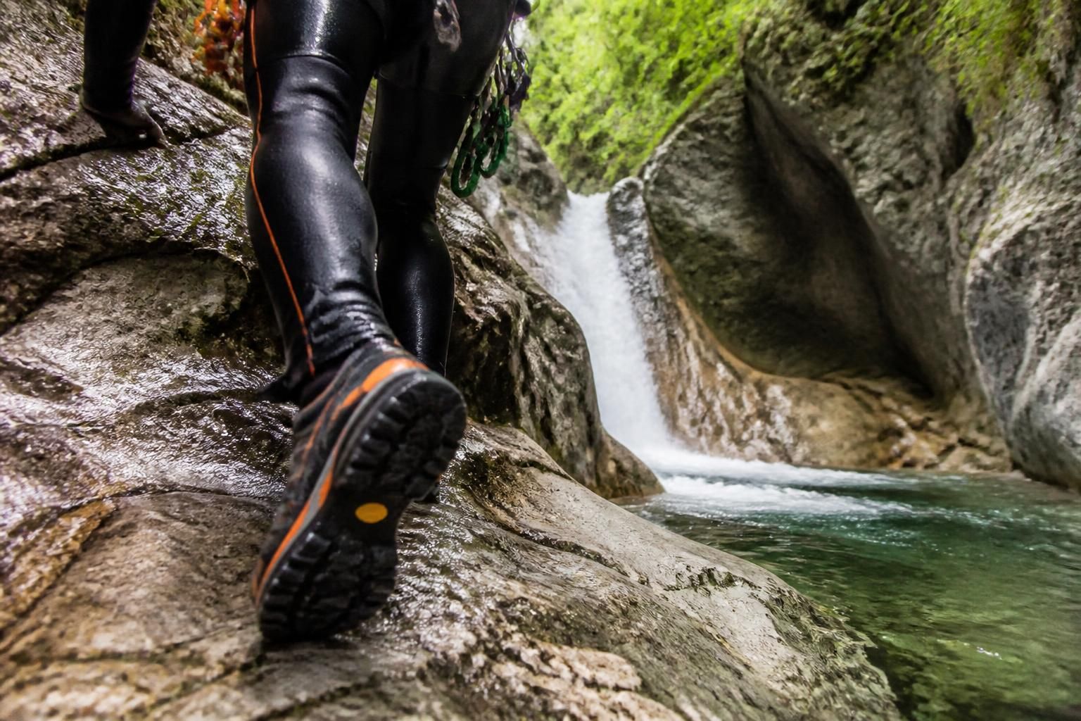 découvrez comment choisir la paire de chaussures de canyoning idéale pour allier confort, sécurité et performance lors de vos aventures aquatiques.
