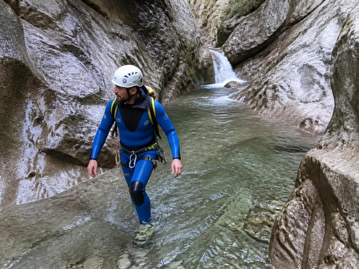 découvrez notre guide complet pour choisir la combinaison de canyoning idéale et bien vous équiper pour toutes vos aventures aquatiques en toute sécurité.