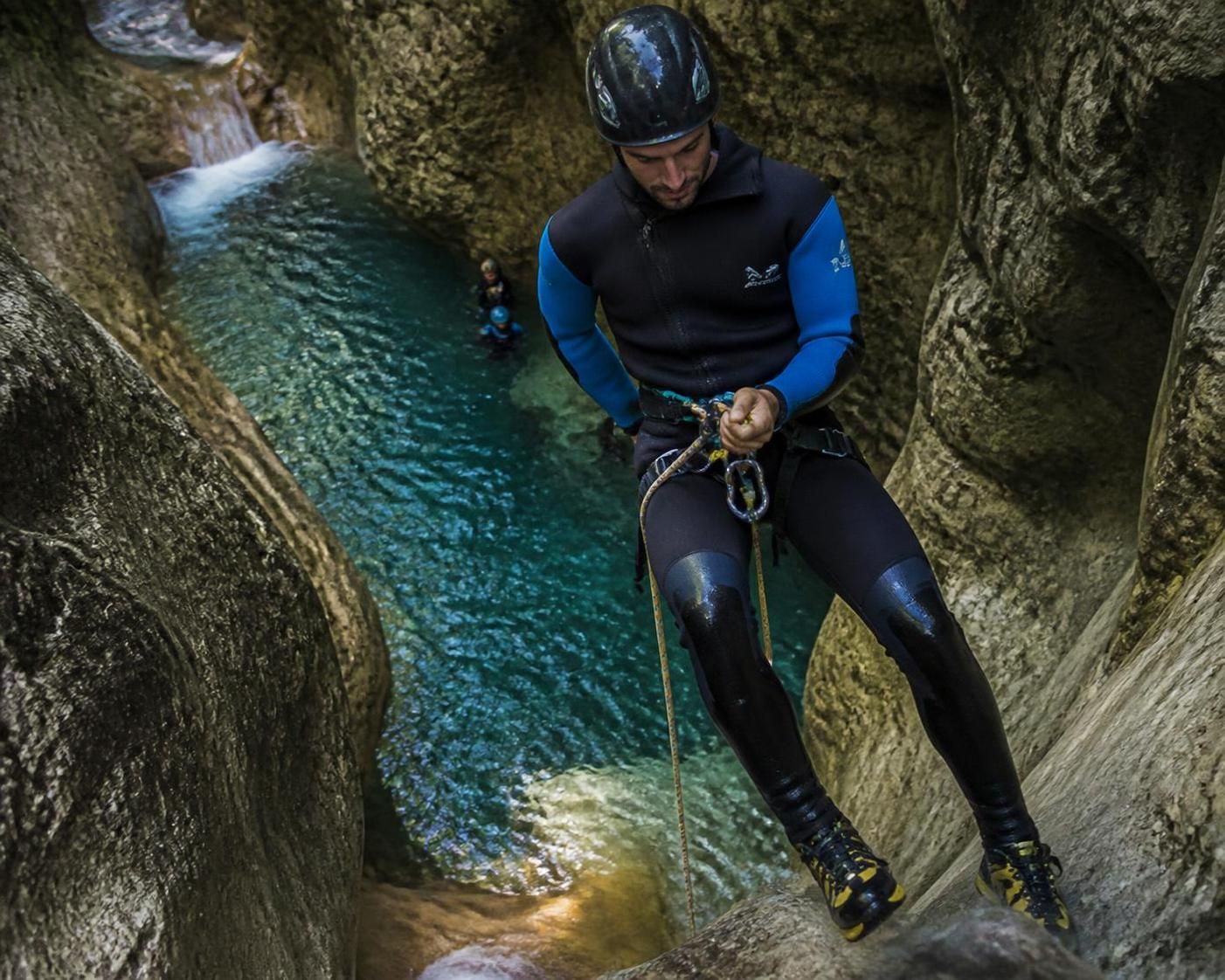 découvrez comment choisir la combinaison idéale pour le canyoning en fonction de l'épaisseur et de la coupe, pour une protection optimale et un confort maximal lors de vos aventures aquatiques.