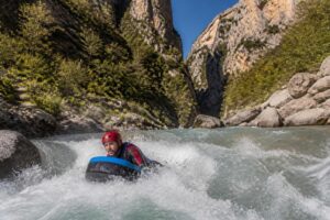découvrez l'hydrospeed à castellane et explorez les eaux vives du verdon autrement pour une aventure sportive inoubliable.