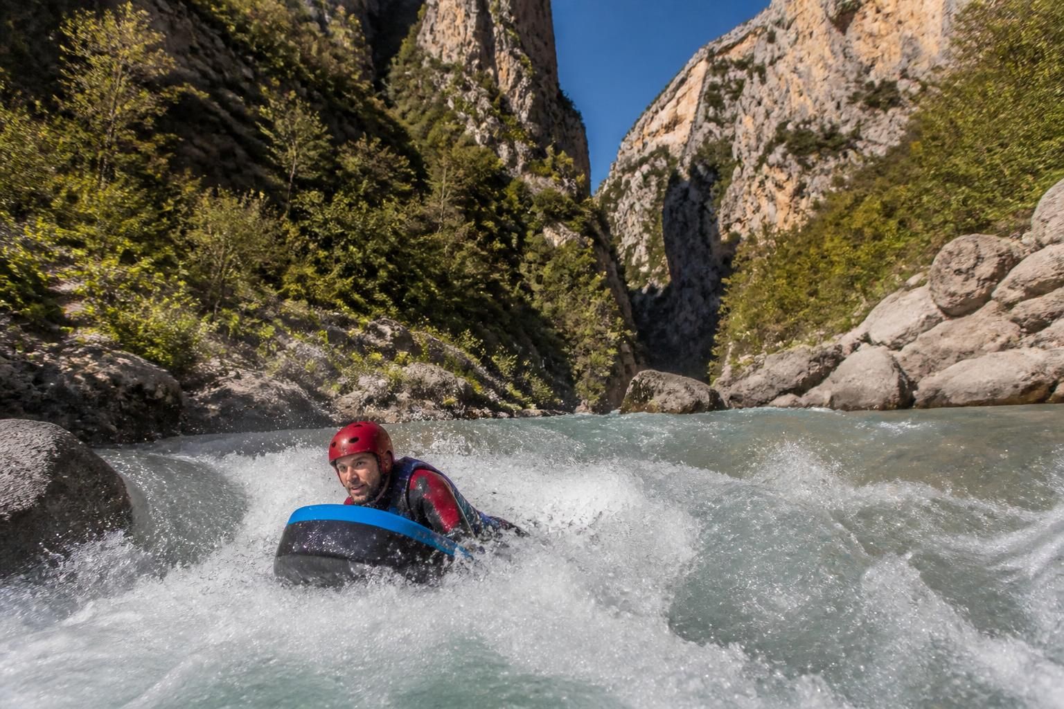 découvrez l'hydrospeed à castellane et explorez les eaux vives du verdon autrement pour une aventure sportive inoubliable.