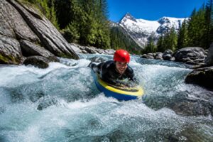 découvrez les meilleurs spots pour pratiquer l'hydrospeed dans les alpes et vivez une expérience unique de nage en eau vive au cœur de paysages spectaculaires.