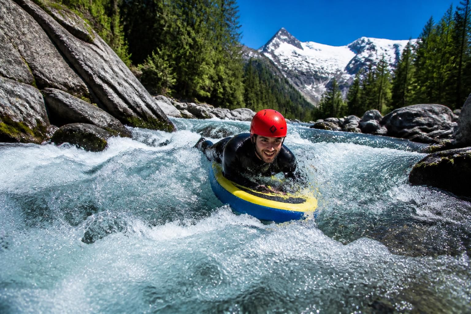 découvrez les meilleurs spots pour pratiquer l'hydrospeed dans les alpes et vivez une expérience unique de nage en eau vive au cœur de paysages spectaculaires.