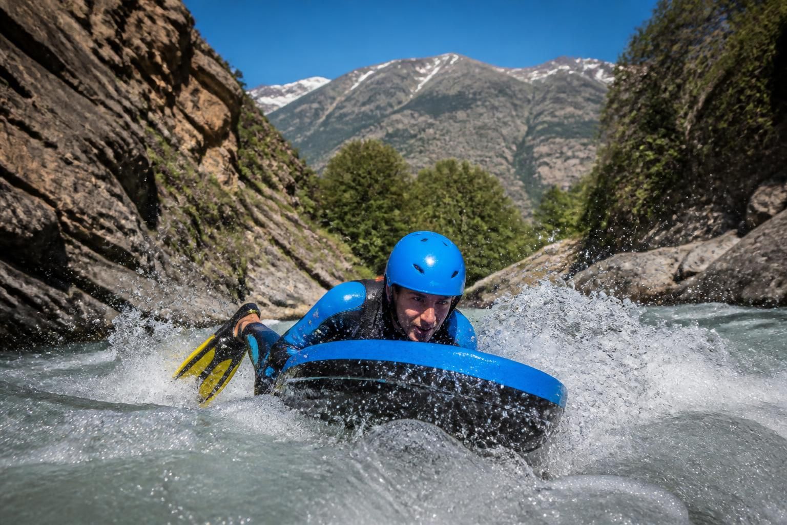 découvrez l'hydrospeed en isère et vivez des sensations fortes en dévalant les rivières alpines en flotteur. une aventure aquatique idéale pour les amateurs de sports nature et d'adrénaline.