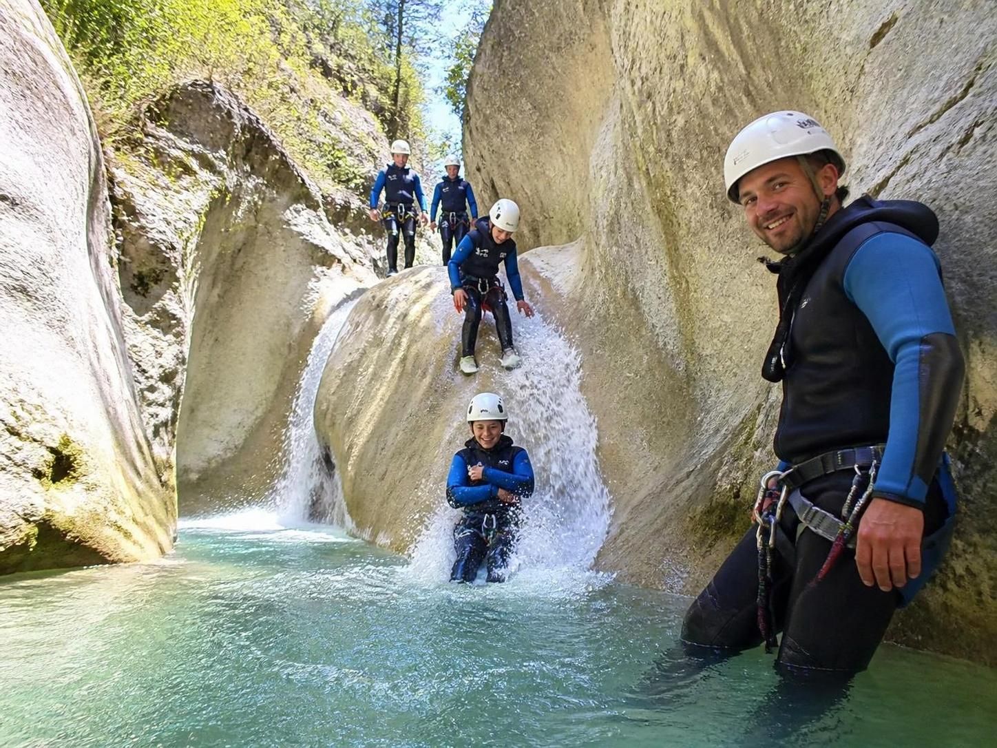 découvrez à quoi vous attendre lors de votre première descente en canyoning : sensations, préparation, équipements et conseils pour une aventure inoubliable en toute sécurité.