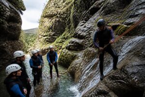 découvre ce qui t'attend lors de ta première descente en canyoning : sensations, conseils pratiques et équipements indispensables pour une aventure inoubliable en pleine nature.