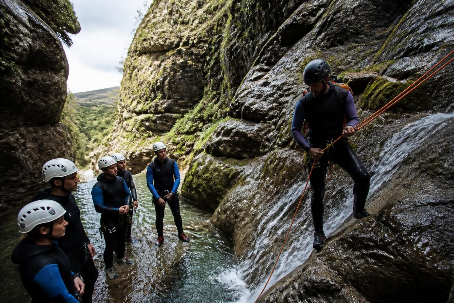 découvre ce qui t'attend lors de ta première descente en canyoning : sensations, conseils pratiques et équipements indispensables pour une aventure inoubliable en pleine nature.