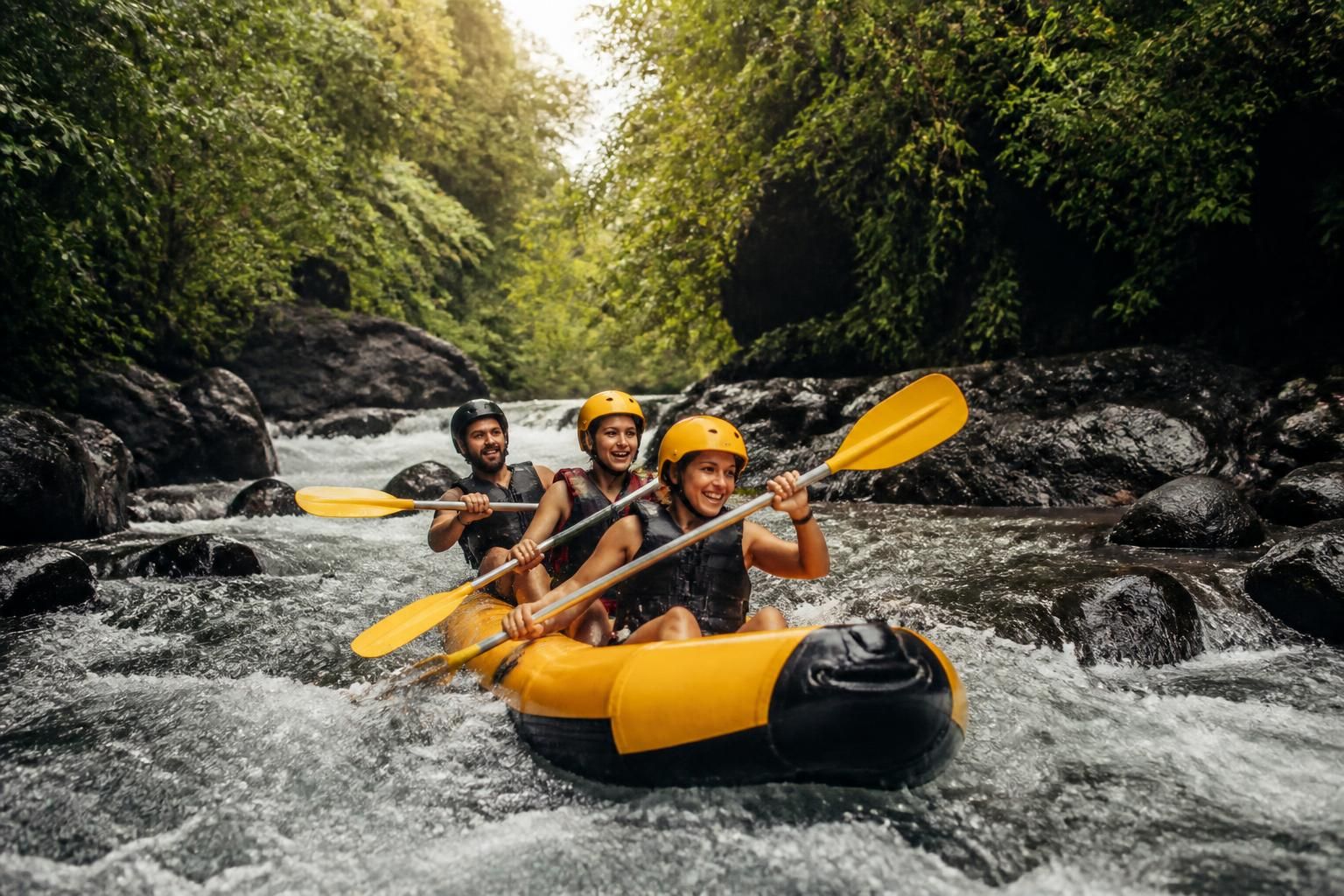 découvrez le rafting à la réunion et vivez une aventure inoubliable en descendant les rivières tropicales aux paysages époustouflants. sensations fortes garanties !