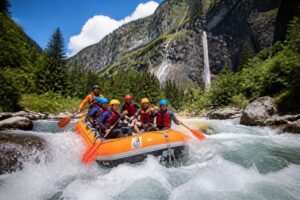 découvrez le rafting à sixt-fer-à-cheval sur le giffre, une aventure en eaux vives au cœur d'un cadre naturel exceptionnel. sensations fortes garantis pour tous les niveaux !