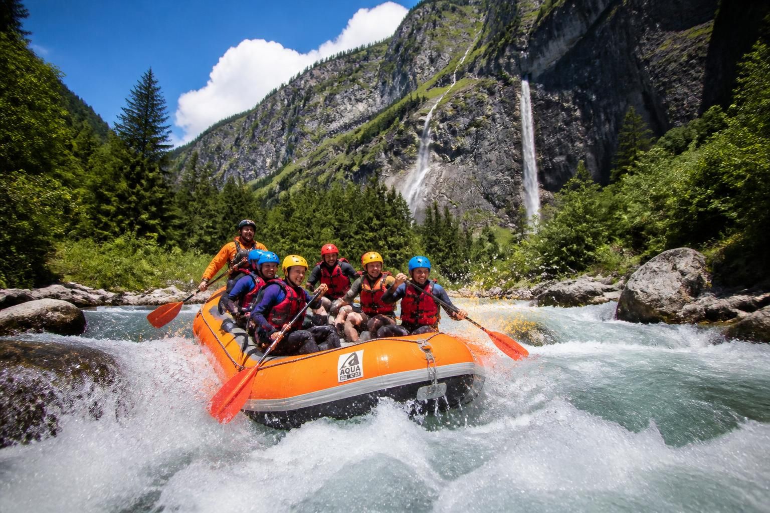 découvrez le rafting à sixt-fer-à-cheval sur le giffre, une aventure en eaux vives au cœur d'un cadre naturel exceptionnel. sensations fortes garantis pour tous les niveaux !