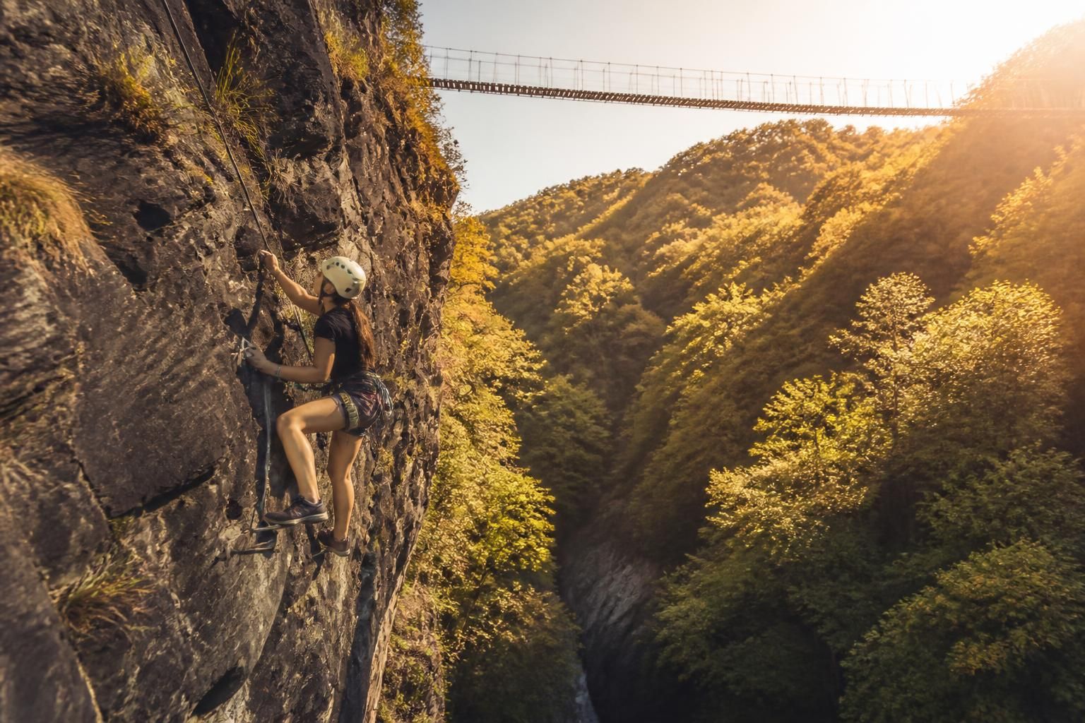 découvrez la via ferrata de mazamet et vivez des sensations fortes en franchissant le gouffre. une aventure unique pour les amateurs de sports d'extérieur et de défis en hauteur.