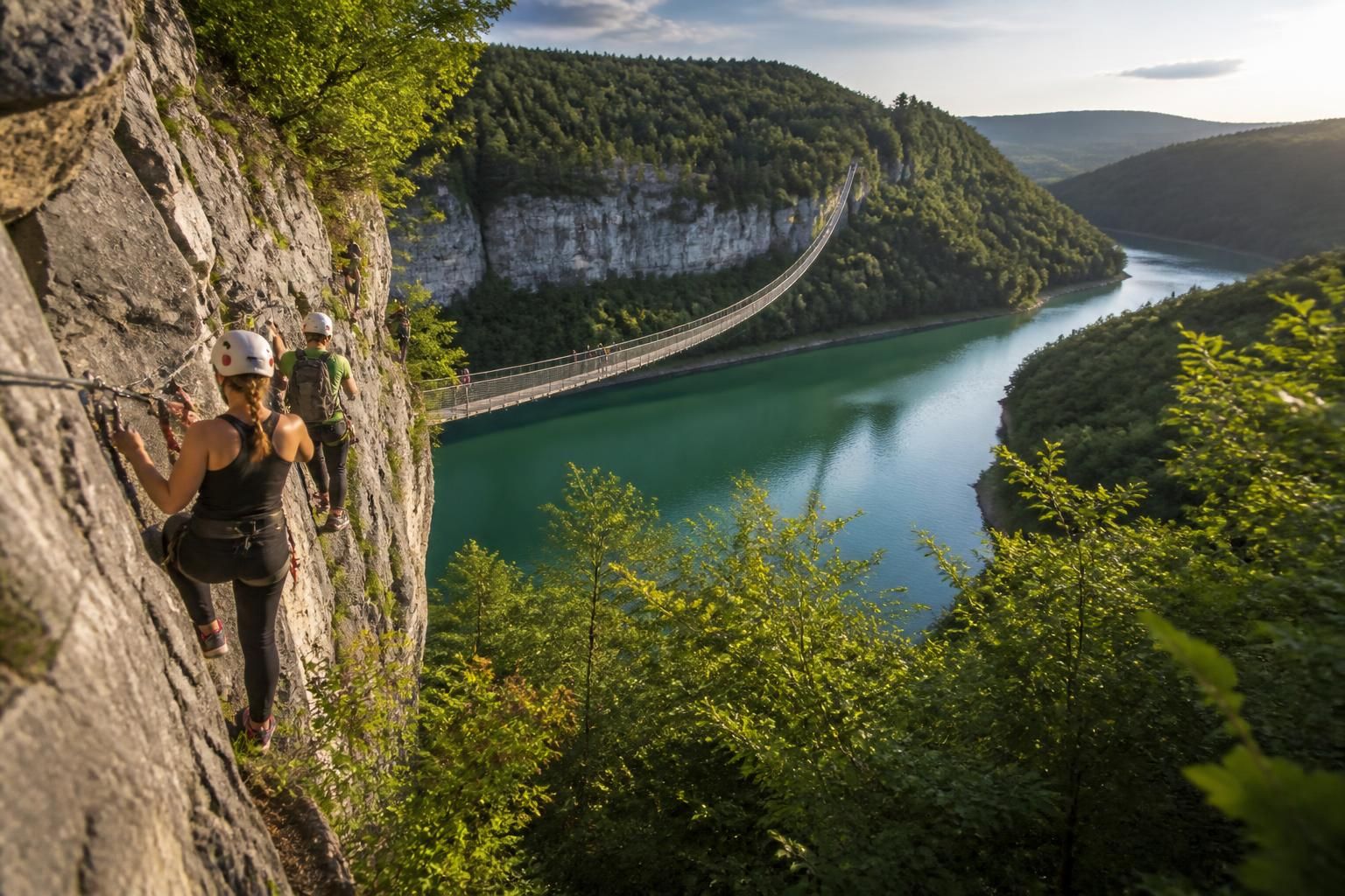 découvrez la via ferrata de vouglans et profitez d'une traversée spectaculaire au-dessus du lac, alliant aventure, paysages époustouflants et sensations fortes.