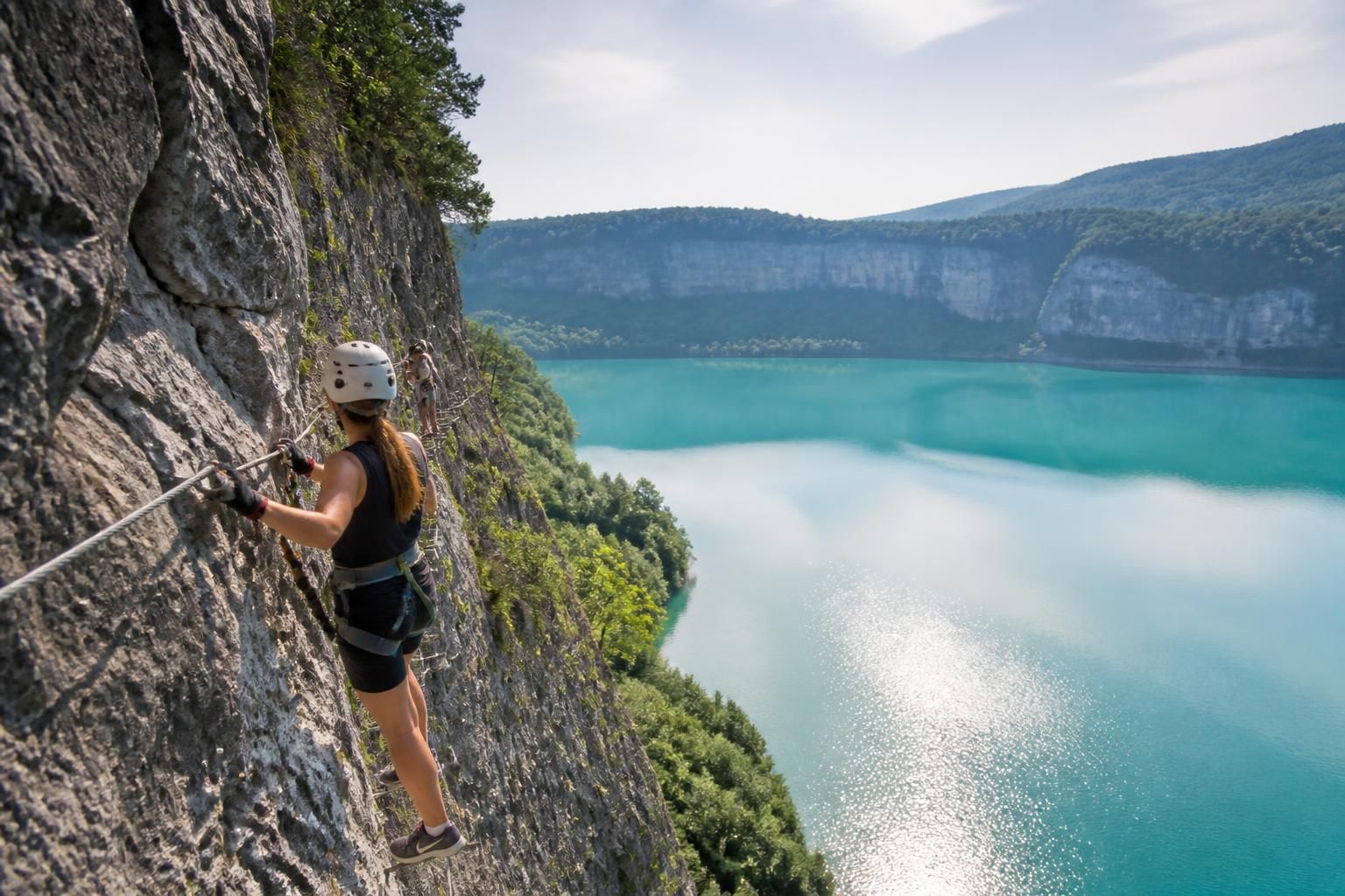 découvrez la via ferrata de vouglans et vivez une traversée spectaculaire au-dessus du lac, entre sensations fortes et panoramas époustouflants.