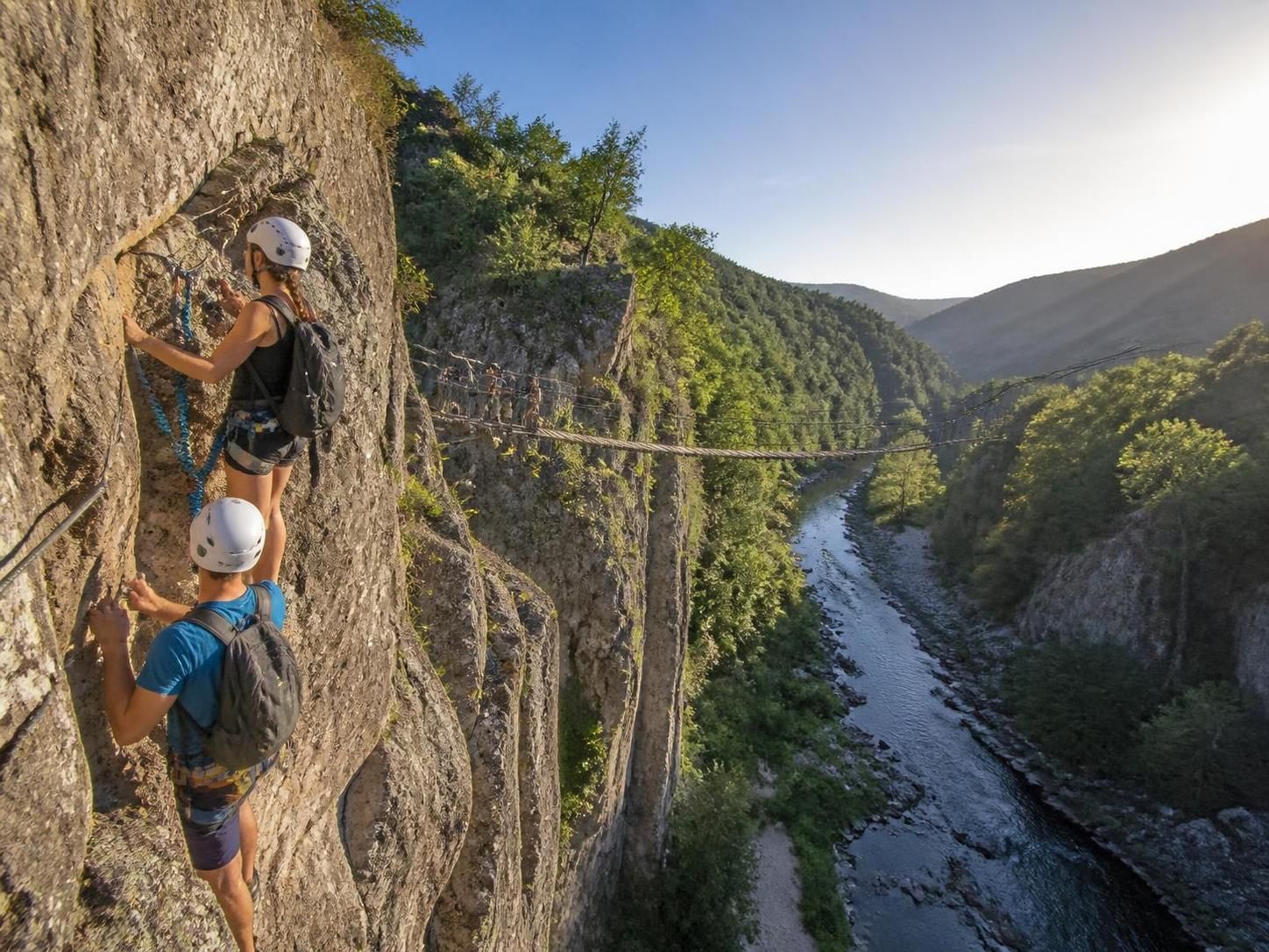 découvrez les meilleures via ferrata en ardèche avec nos itinéraires incontournables à tester pour une aventure sportive et panoramique inoubliable.