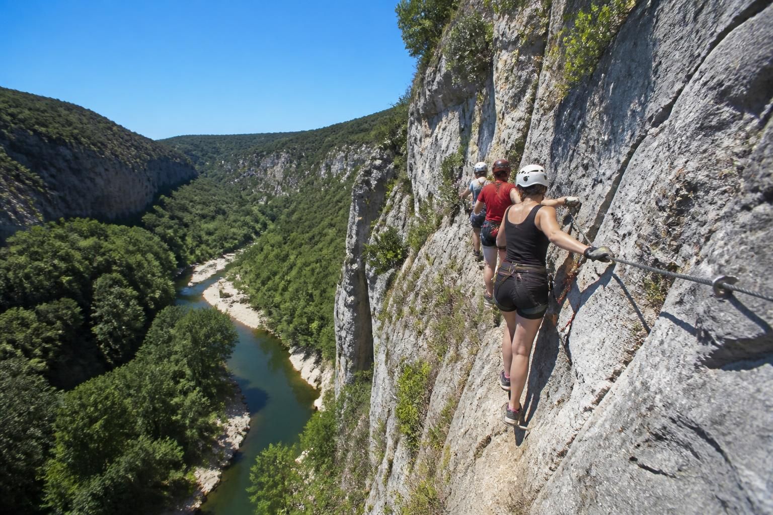 découvrez les meilleurs itinéraires de via ferrata en ardèche pour une aventure sportive et panoramique unique. itinéraires accessibles à tous les niveaux à tester absolument.
