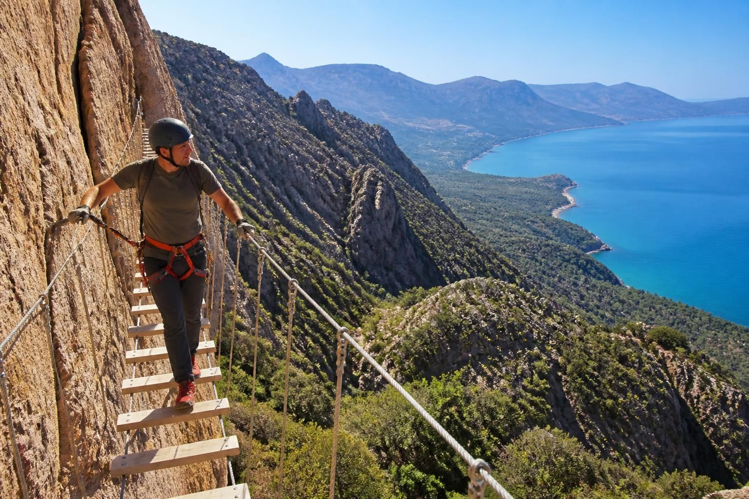 découvrez les plus belles via ferrata en corse, alliant sensations fortes entre mer turquoise et sommets montagneux. itinéraires adaptés pour tous niveaux.