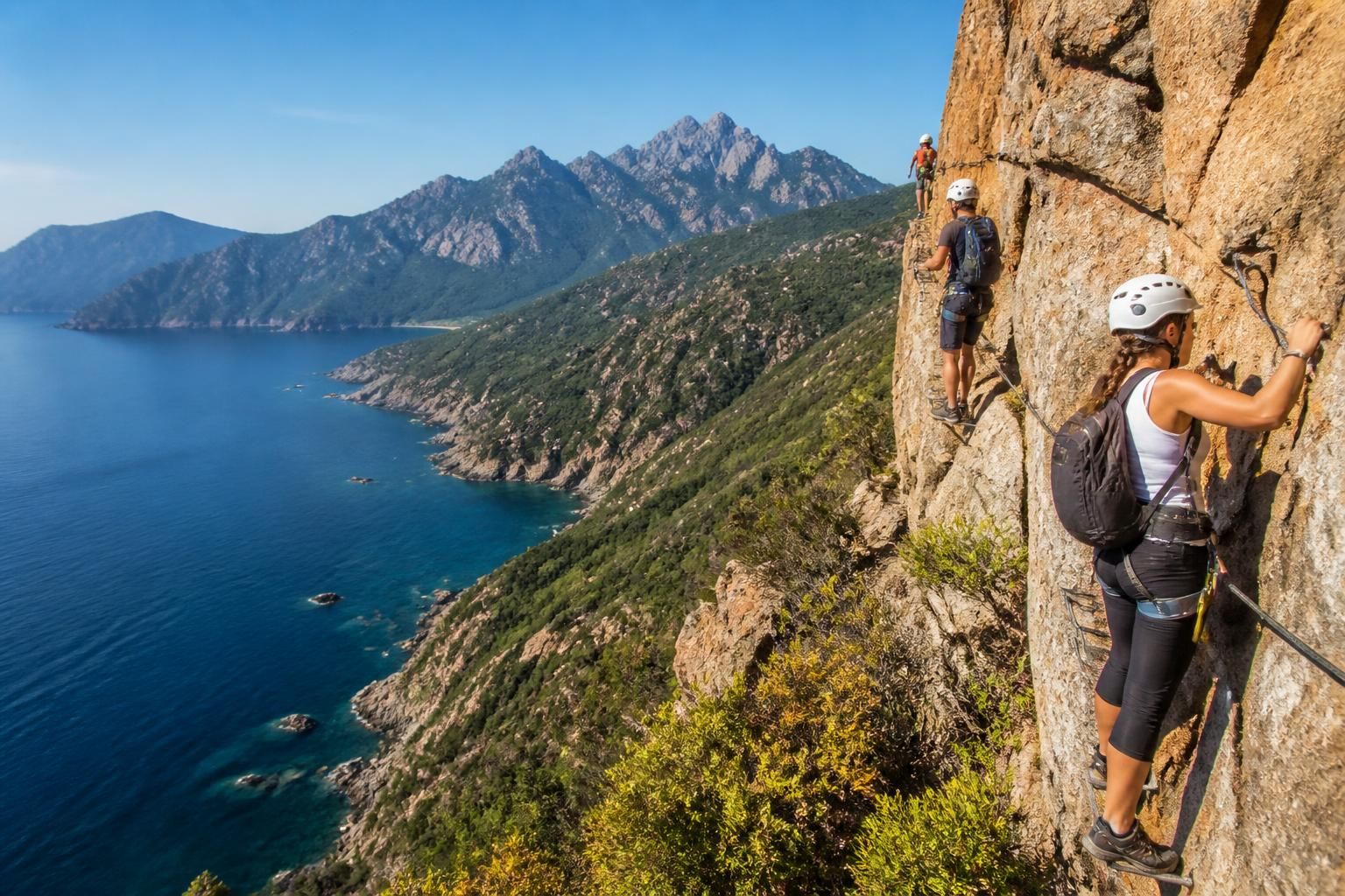découvrez les meilleures via ferrata en corse, alliant aventure entre mer et montagne pour des sensations uniques et des panoramas époustouflants.
