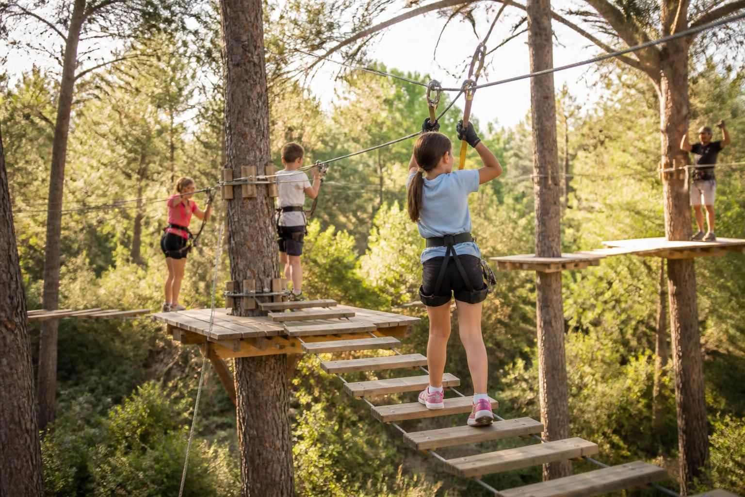 découvrez l'accrobranche à bouc-bel-air, un parc aventure idéalement situé près d'aix. activités en plein air pour toute la famille, sensations garanties dans un cadre naturel exceptionnel.