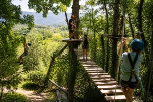 découvrez le parc aventure d'accrobranche à bouc-bel-air, à proximité d'aix-en-provence, pour des sensations fortes en pleine nature et des activités ludiques pour toute la famille.