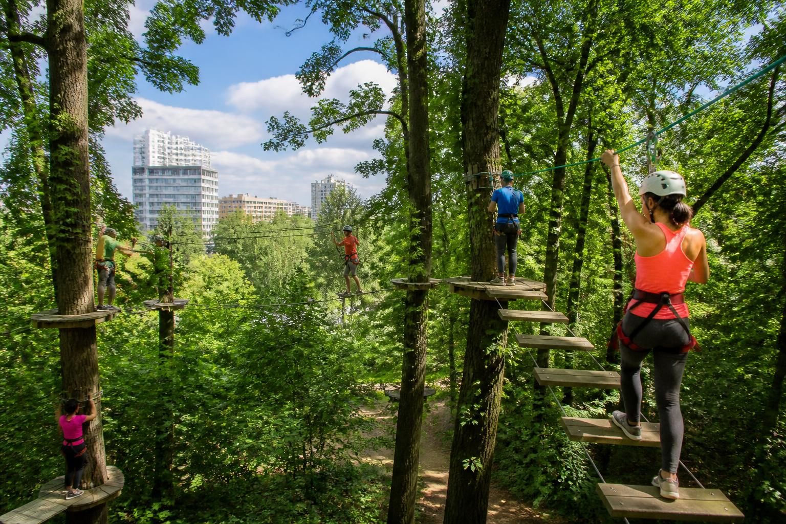 découvrez l'accrobranche à créteil et vivez une aventure unique en pleine nature dans le val-de-marne. amusement et sensations garanties pour petits et grands !