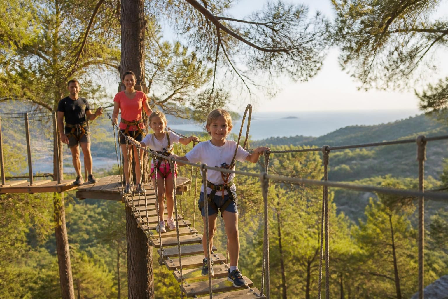 découvrez les meilleurs parcs d'accrobranche à marseille, situés près des magnifiques calanques. aventure, fun et nature vous attendent pour des moments inoubliables en famille ou entre amis.