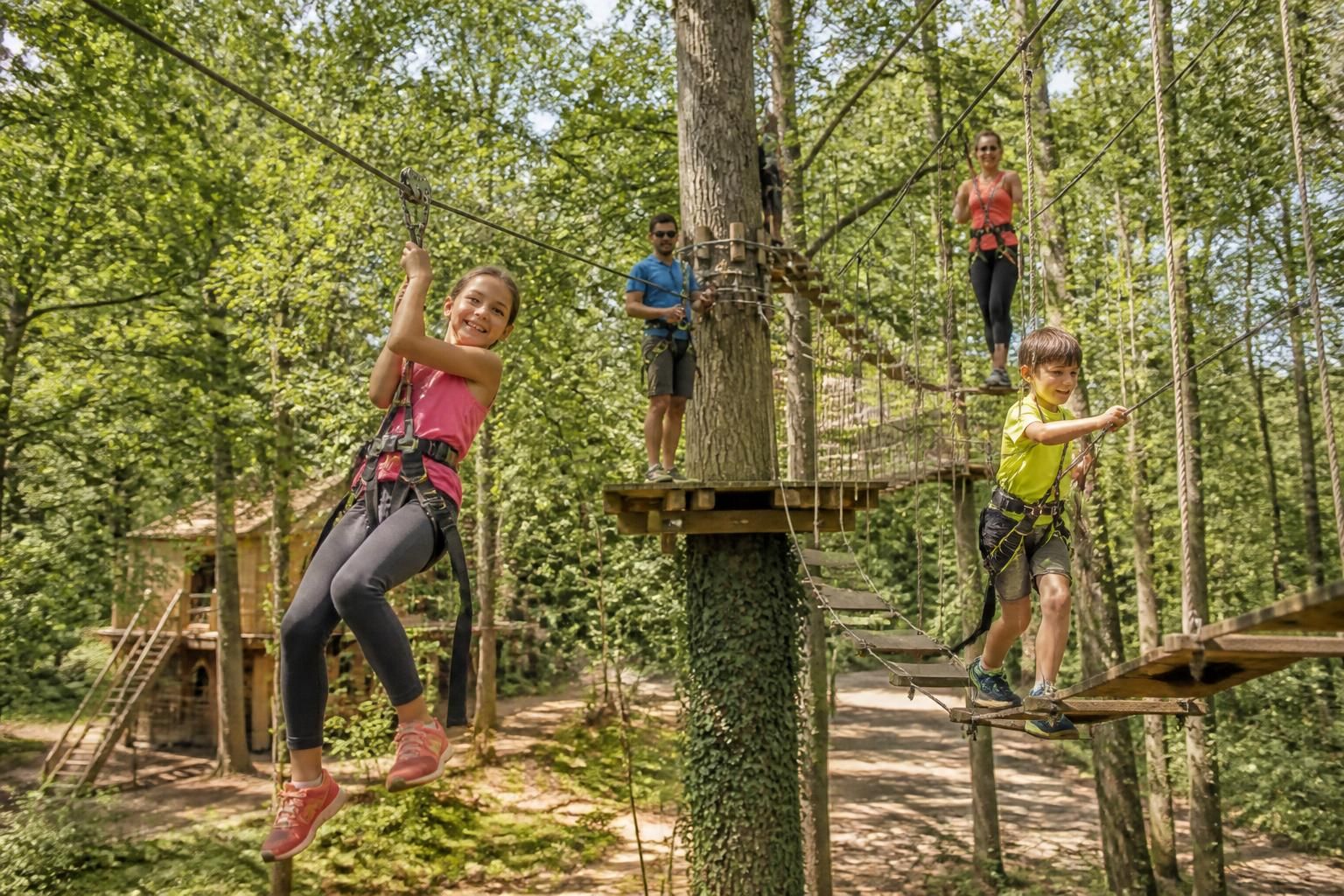 découvrez les meilleurs parcs d'accrobranche en vendée pour des aventures en pleine nature à partager en famille. activités ludiques et sensations garanties !