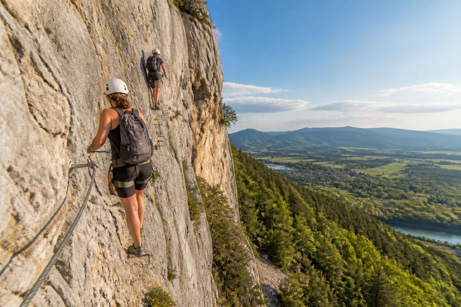 découvrez la via ferrata de cavaillon et vivez une aventure unique en traversant les paysages spectaculaires au-dessus du massif du luberon. une expérience inoubliable pour les passionnés de sensations fortes et de nature.