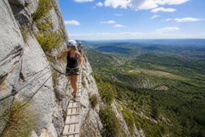 découvrez la via ferrata de cavaillon et profitez d'une traversée spectaculaire au-dessus du massif du luberon, idéale pour les amateurs d'aventure et de paysages grandioses.