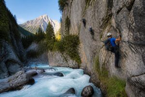 découvrez la via ferrata de la clusaz, un parcours unique mêlant eau vive et roche pour une aventure sportive et spectaculaire en montagne.