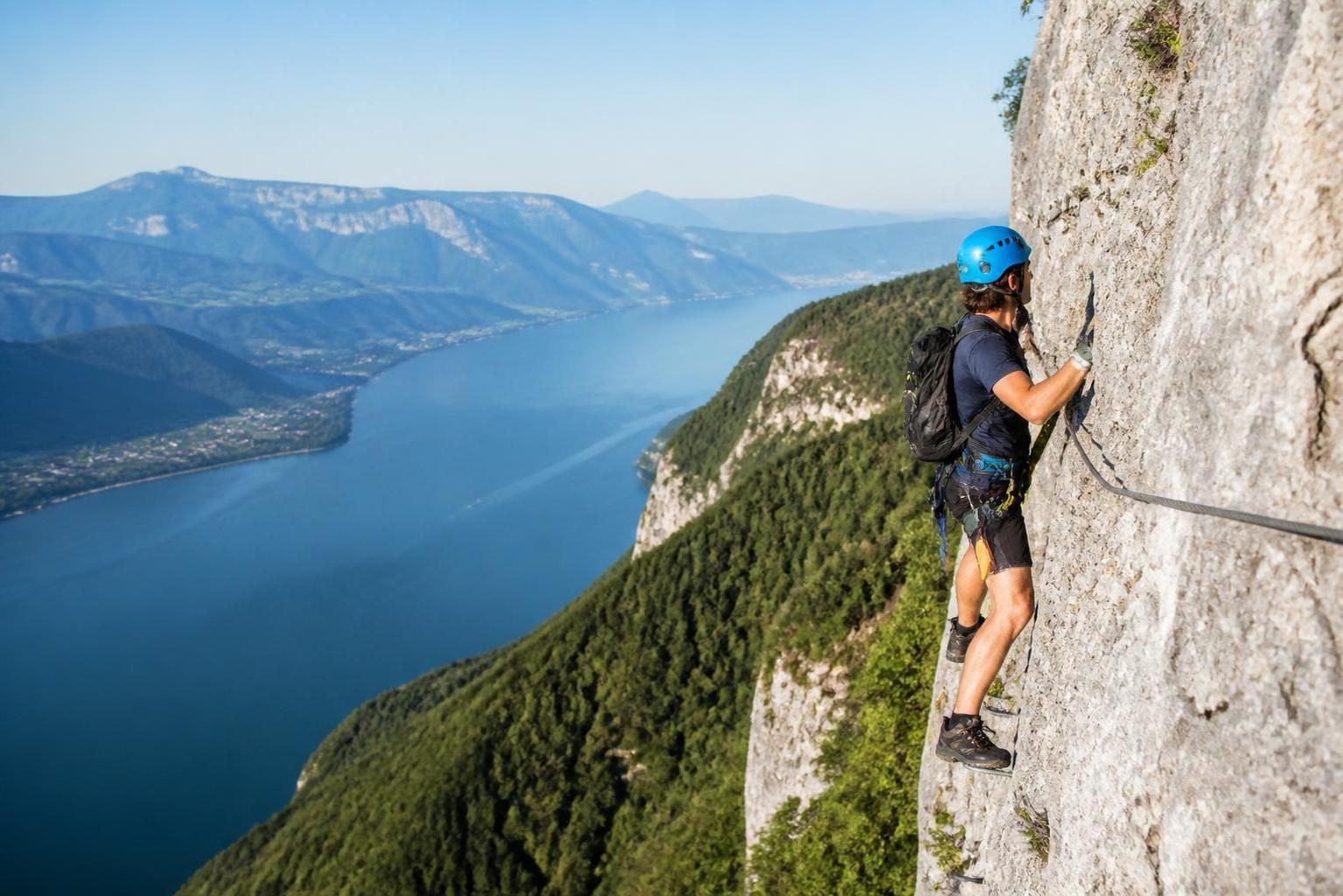 découvrez la via ferrata du roc du cornillon : un parcours accessible avec un niveau adapté aux amateurs d'aventure. retrouvez toutes les informations sur l'itinéraire, le niveau de difficulté et les modalités d'accès pour une expérience inoubliable en pleine nature.