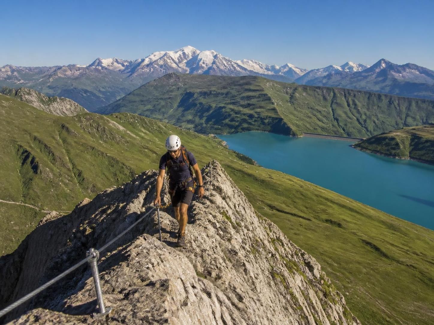 découvrez la via ferrata du rocher du vent, un parcours exceptionnel au-dessus du lac de roselend, offrant des panoramas spectaculaires et une aventure accessible à tous les amateurs de sensations fortes.