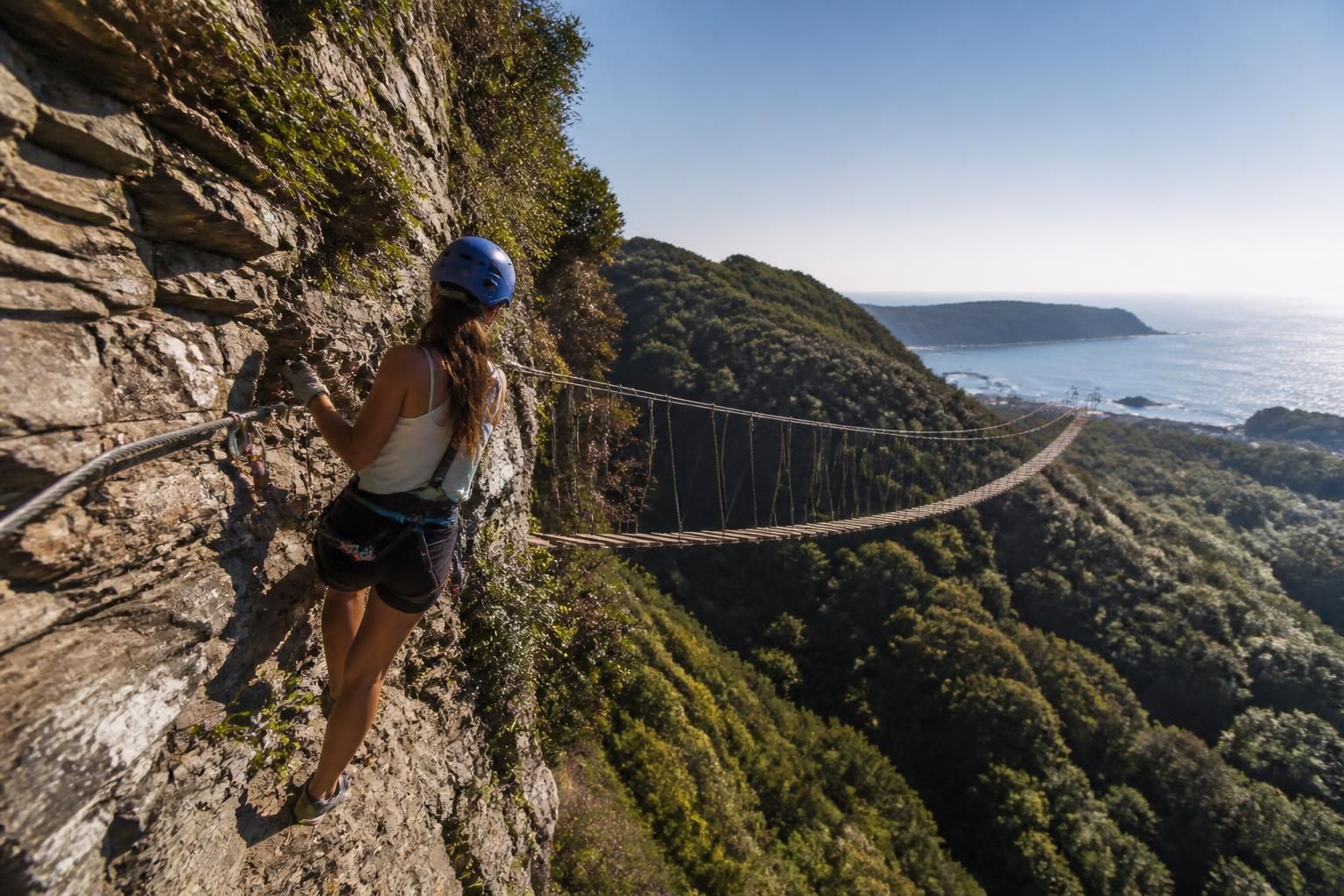 découvrez les rares parcours de via ferrata en bretagne, une aventure unique pour les amateurs de sensations fortes au cœur des paysages bretons.