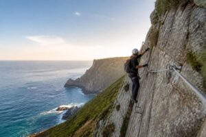 découvrez les rares parcours de via ferrata en bretagne, une aventure unique pour les amateurs de sensations fortes et de paysages exceptionnels.